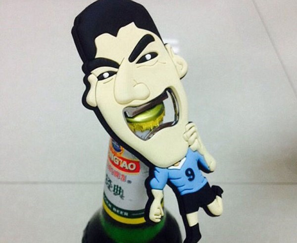 Trong khi đó, dụng cụ mở bia có hình Suarez cũng xuất hiện tại Trung Quốc mới đây.